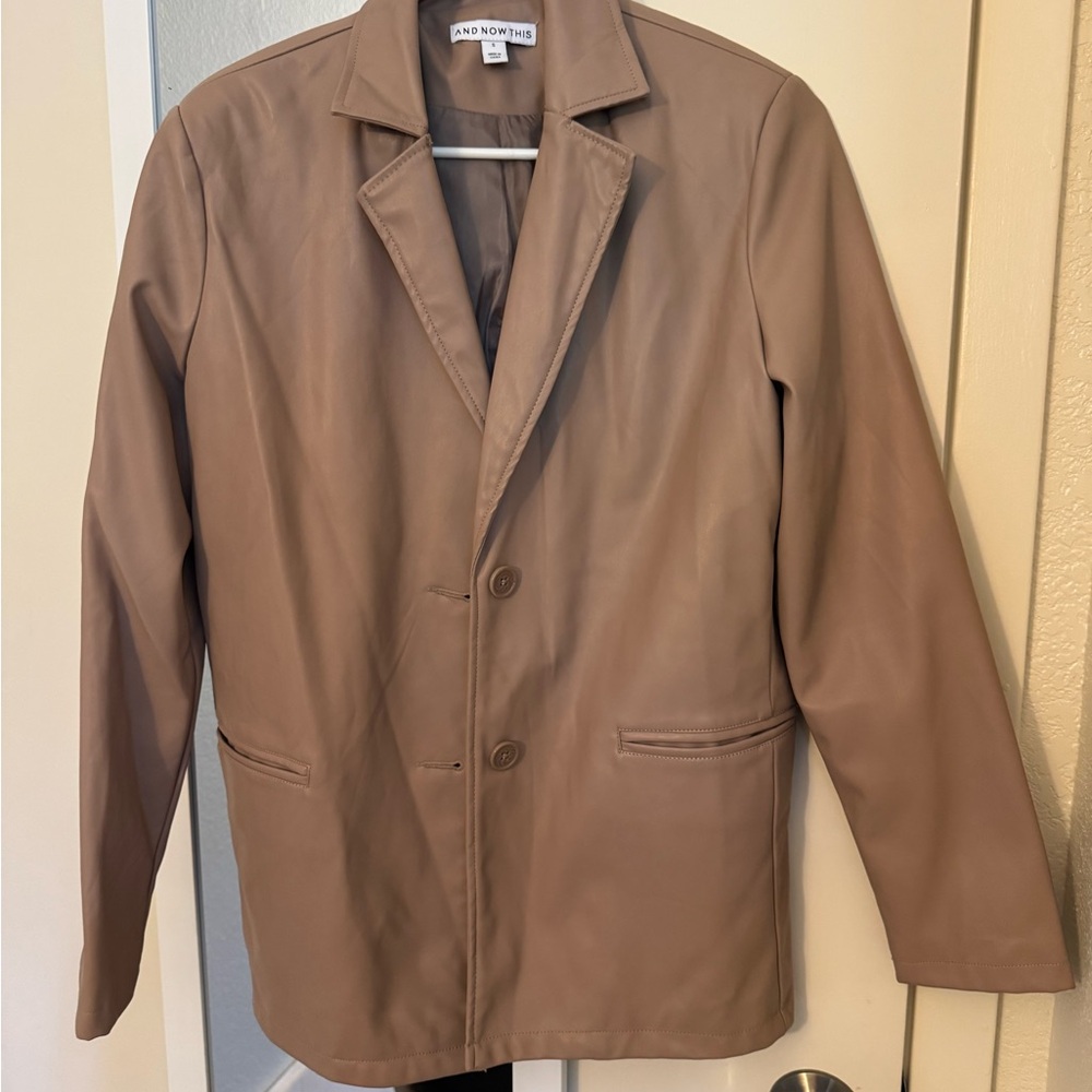 Tan Leather Jacket with Notched Lapels and Relaxed Fit